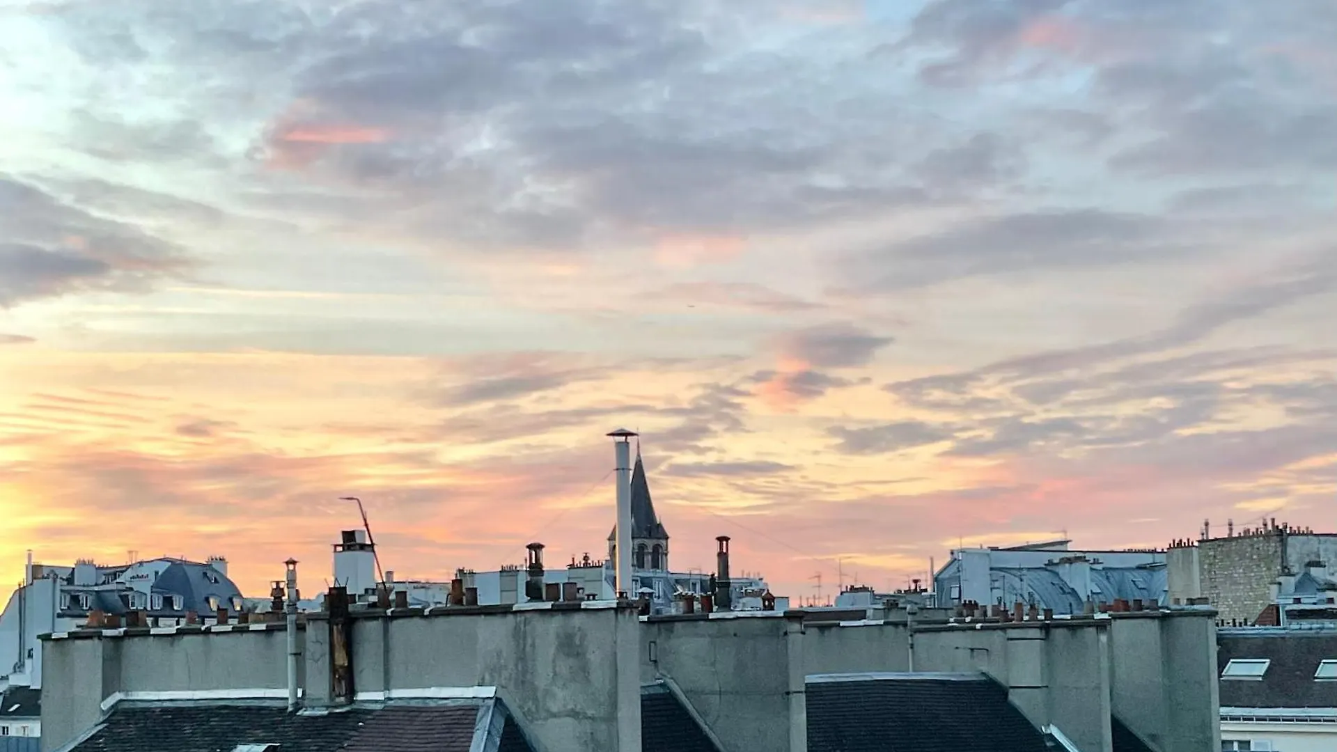 Nid Artistique Et Cosy Au Coeur De St Germain Des Pres, Paris 6 contacts